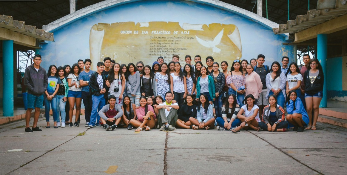 Figura 1. Taller de fotografía para intercambio de experiencias entre jóvenes de las islas Santa Cruz y San Cristóbal. Foto: Diego Bermeo