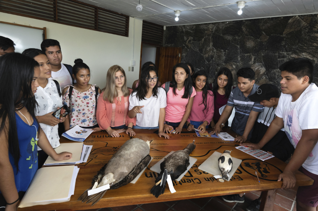 Figura 15. Charla científica sobre aves marinas en la Fundación Charles Darwin. Foto: Diego Bermeo