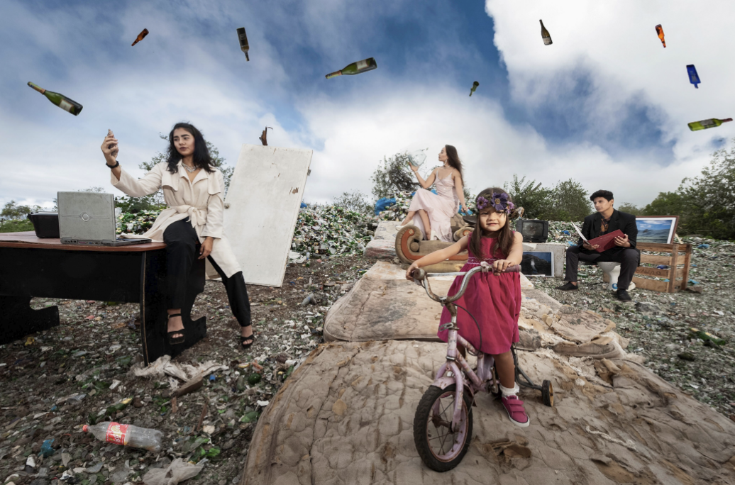 Figura 20. Foto producción sobre el consumismo realizada por estudiantes de la promoción 2018 en el Centro de Reciclaje Fabricio Valverde. Foto: Diego Bermeo