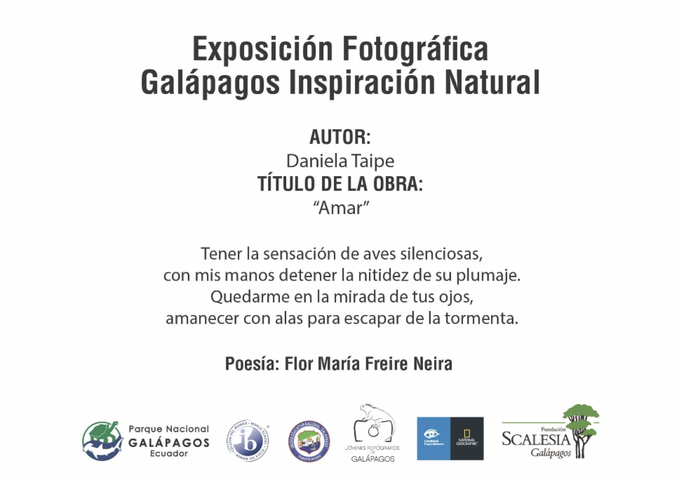 Figura 25. Poemas de escritores galapagueños inspirados en las imágenes de los jóvenes complementaron las obras en la exposición Galápagos Inspiración Natural