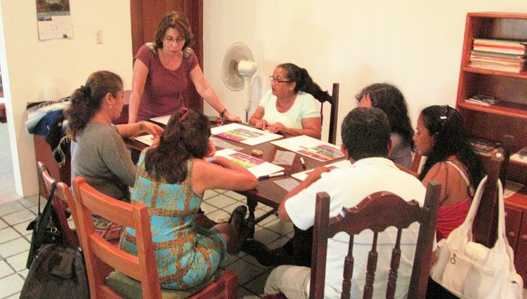 Figura 4. Miriam Chacón (de pie), líder en Galápagos del Programa de Educación para la Sostenibilidad en Galápagos, facilita un Círculo de Aprendizaje con docentes de Santa Cruz. Foto: Archivos Programa ESG