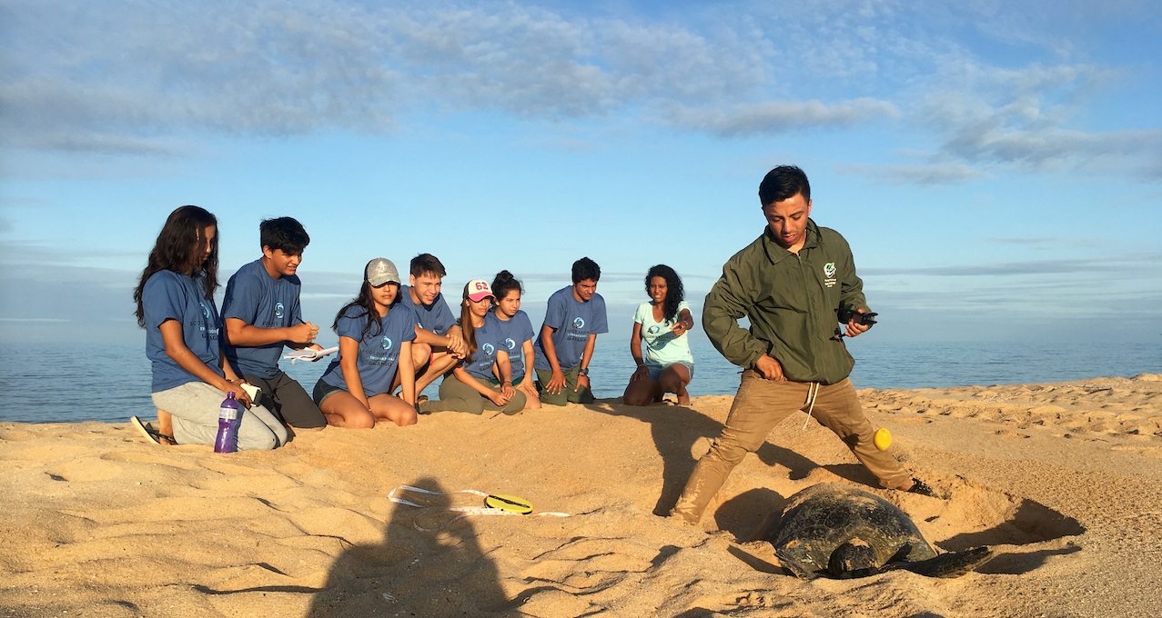 Figura 9. Miembros del club de ecología de EPI recibiendo entrenamiento en el monitoreo de tortugas marinas. Foto: archivo EPI