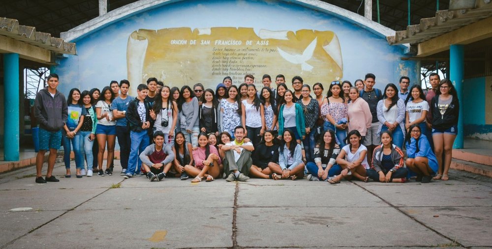 Figure 1. Photography exchange between students from Santa Cruz and San Cristóbal Islands. Photo: Diego Bermeo