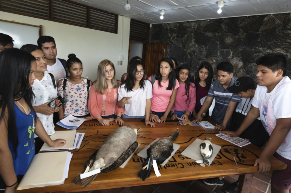 Figure 15. Scientific lecture about seabirds at the Charles Darwin Foundation. Photo: Diego Bermeo