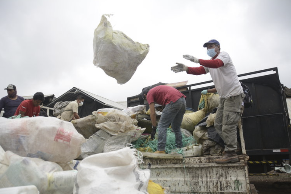 Figure 4. Volunteers unload waste at a recycling center. Photo: Carolina Peñafiel